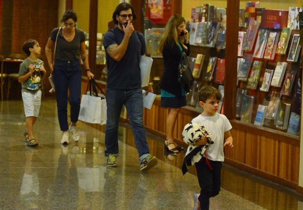 Juliano Cazarré e a família passeando em um shoppingo do Rio de Janeiro (Foto: AgNews)