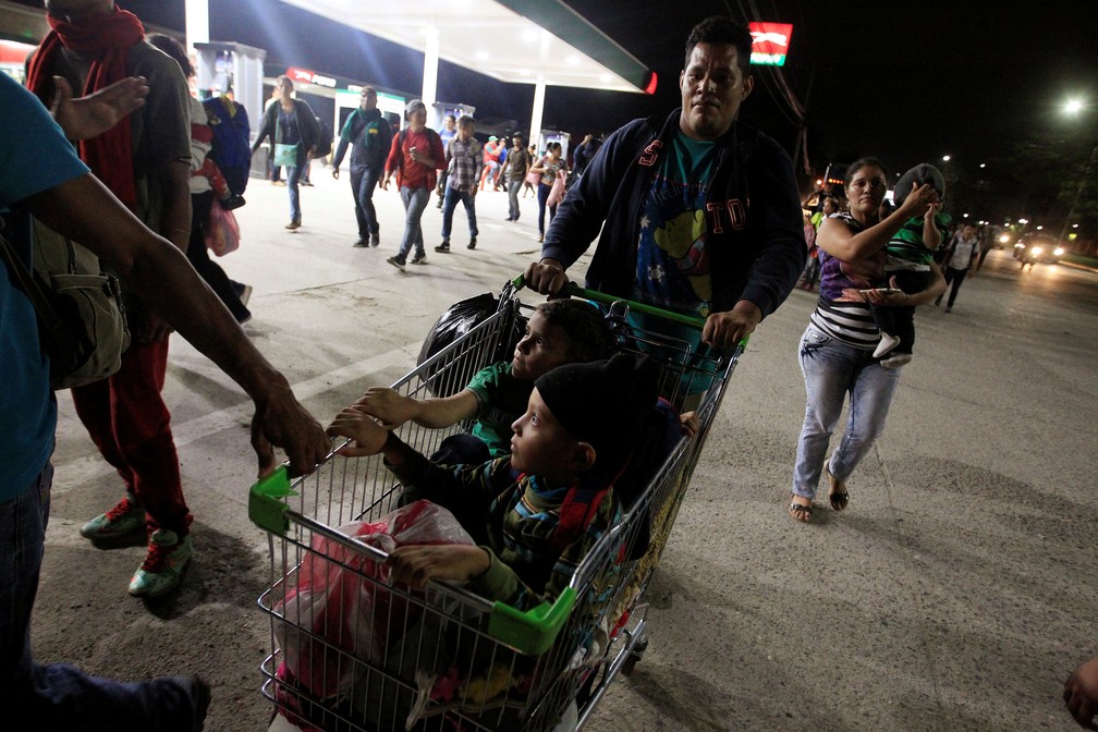 Hondurenhos se reÃºnem em San Pedro Sula, em Honduras, para partir em caravana em direÃ§Ã£o aos EUA, em foto de janeiro â Foto: Jorge Cabrera/Reuters
