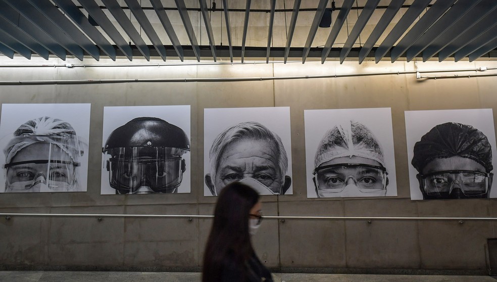 Uma mulher de máscara é vista em uma estação de metrô em São Paulo durante a pandemia de Covid-19 nesta quarta-feira (29) — Foto: Nelson Almeida/AFP