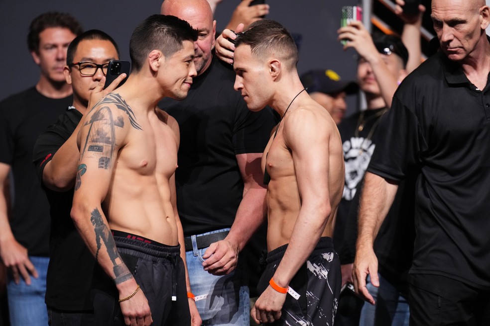 Brandon Moreno e Kai Kara-France lutam pelo cinturão interino dos moscas do UFC — Foto: Josh Hedges/Zuffa LLC