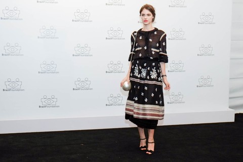 Laura Neiva usou camisa e saia em seda preta bordada da coleção Paris-Salzburg 2014/15 da Chanel