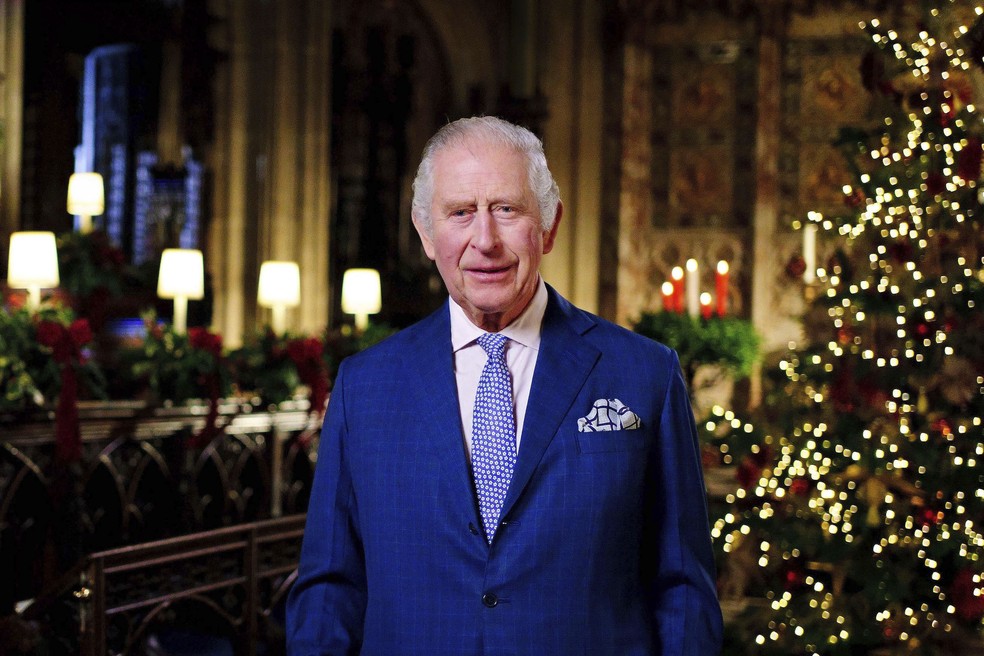 Rei Charles III em seu primeiro discurso de Natal como monarca. — Foto: Victoria Jones/Pool Photo via AP