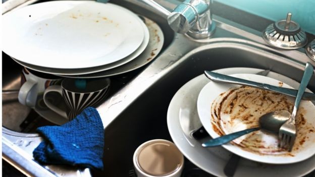 A imagem da pia cheia de pratos sujos é um exemplo do que as pessoas não querem ver no Instagram (Foto: GETTY IMAGES via BBC)