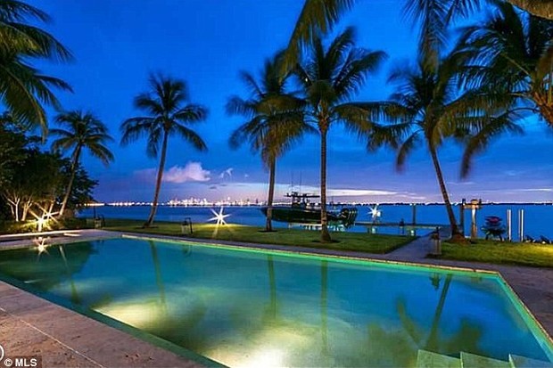 Phil Collins vende mansão na Flórida por R$ 212 milhões que já foi de Jennifer Lopez