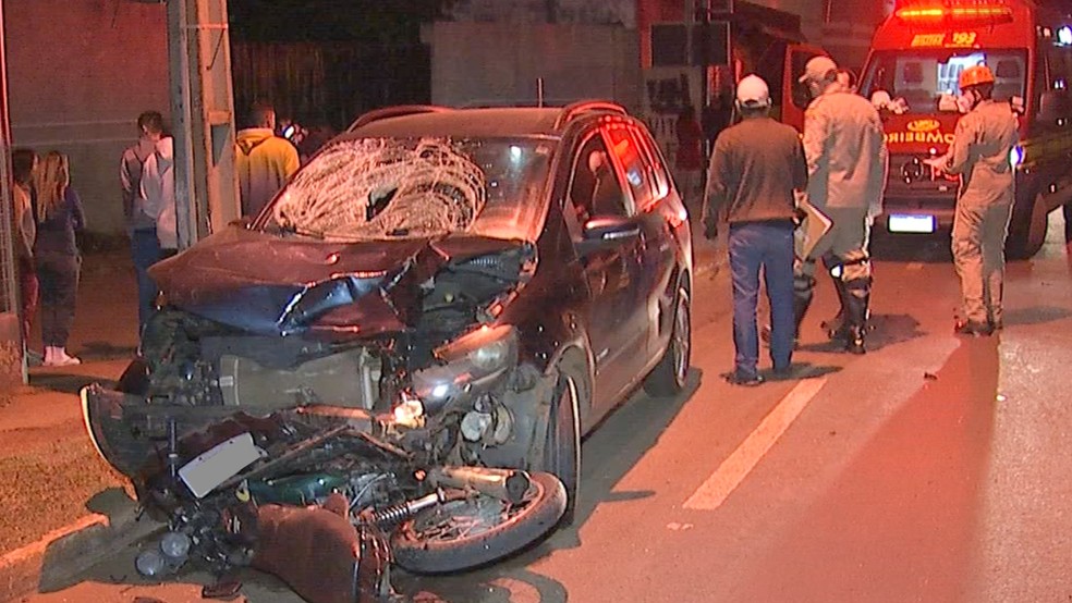 Moto da vítima foi arrastada pelo carro — Foto: Reprodução/TV Morena