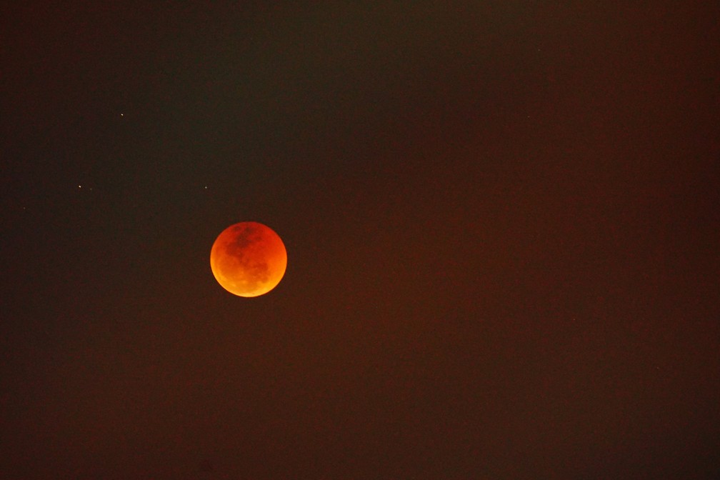Eclipse lunar visto em VitÃ³ria (Foto: Staney Fernandes/VC no ESTV)