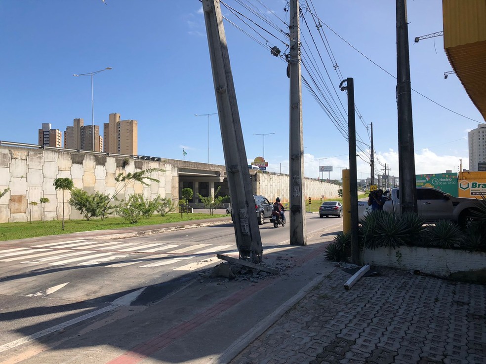 Poste ficou danificado após batida de ônibus — Foto: Vini Marinho/Inter TV Cabugi