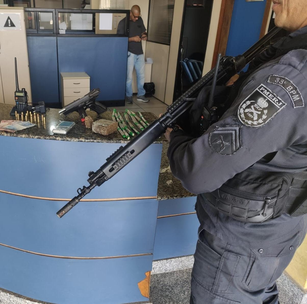 Troca de tiros termina com jovem preso e pistola, drogas e munições apreendidas em Angra dos Reis