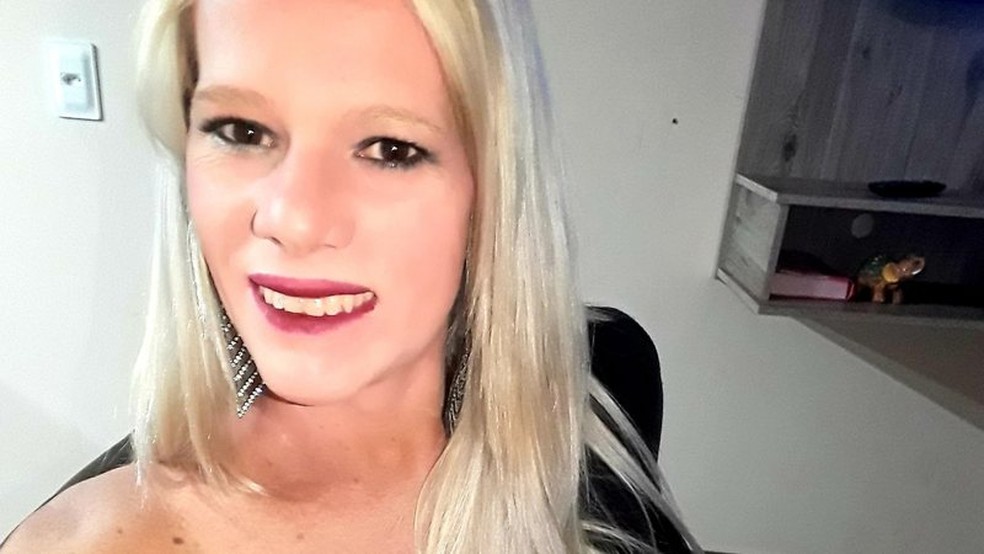 Transexual, de 38 anos, conhecida pelo nome social de Stéfany Ferreira de Oliveira, foi assassinada a facadas em Cassilândia — Foto: Redes sociais