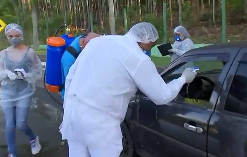 Agentes também medem temperatura de quem entra em Paulistânia — Foto: TV TEM/Reprodução