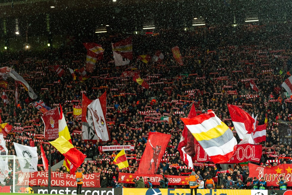 Torcida do Liverpool em Anfield antes do duelo contra o Atlético de Madrid pela Liga dos Campeões — Foto: Getty Images