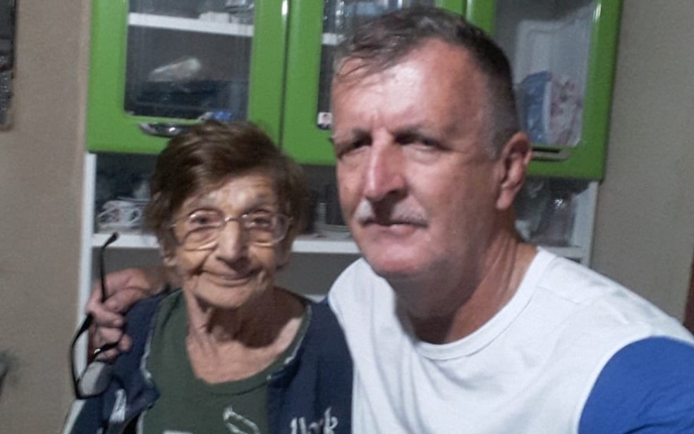 Lincoln Pereira, de 65 anos, com a mãe Leônidas Rosa, de 87 anos, em Bela Vista de Goiás — Foto: Lincoln Pereira/Arquivo pessoal