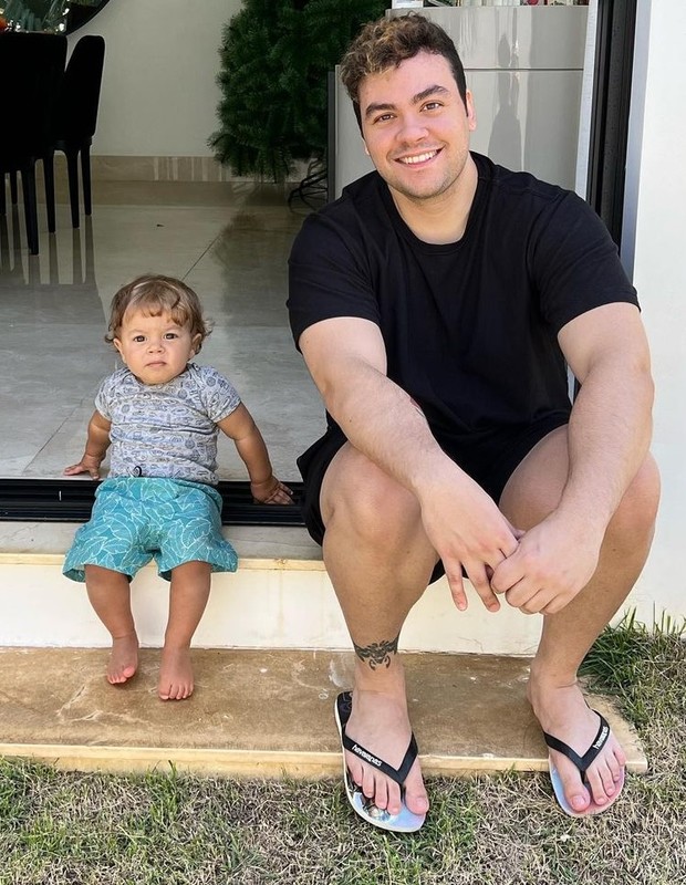 Luccas Neto e o filho, Luke, de 1 ano (Foto: Reprodução/Instagram)