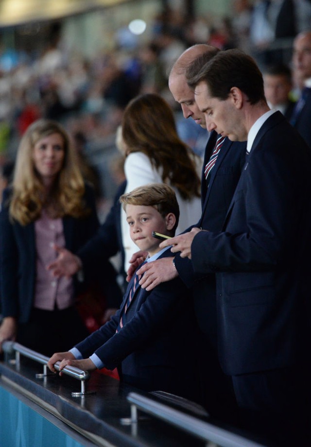 LONDON, ENGLAND - JULY 11: Prince George of Cambridge, Catherine, Duchess of Cambridge, and Prince William, Duke of Cambridge and President of the Football Association (FA) are seen in the stands prior to the UEFA Euro 2020 Championship Final between Ital (Foto: UEFA via Getty Images)