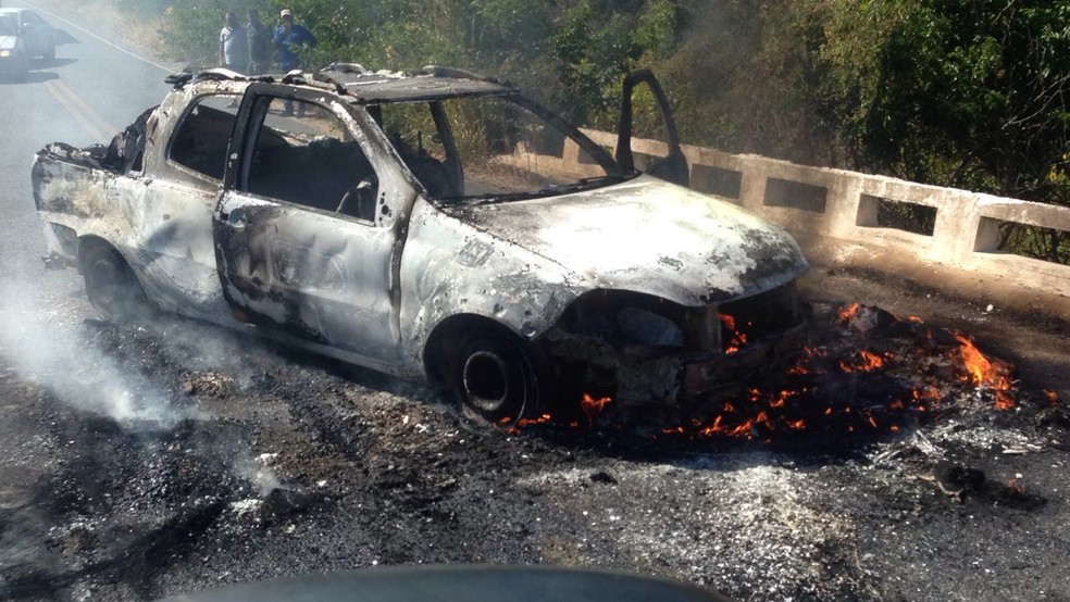 Carro foi destruído para dificultar aproximação da polícia (Foto: Mateus Ferreira/TV Verdes Mares)