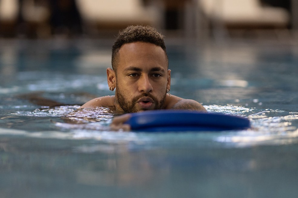 Neymar treina na piscina do hotel — Foto: Lucas Figueiredo/CBF