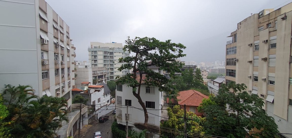 Tempo nublado e chuvoso na Zona Sul do Rio — Foto: Káthia Mello/G1 Rio