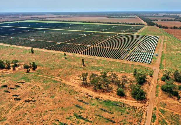 Estação de energia solar, vista aérea de fazenda solar, energia renovável na Austrália  (Foto:  Andrew Merry via Getty Images)