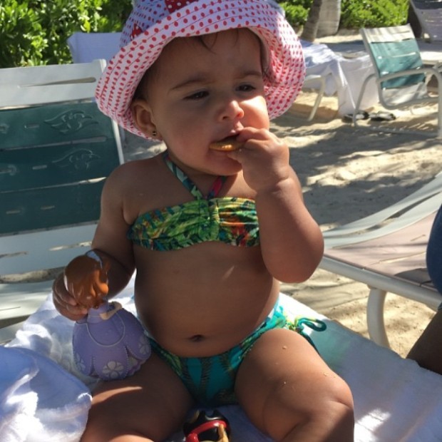 No clima do verão, a pequena Bruna, de 11 meses, curte a praia (Foto: Reprodução - Instagram)