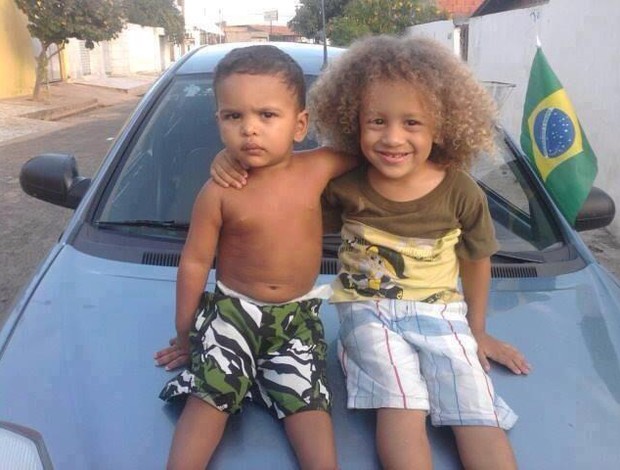 Foto de crianças parecidas com Thiago Silva e David Luiz  (Foto: Reprodução internet)