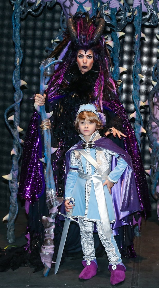 Adriane Galisteu, caracterizada como Malévola, e Vittorio, como príncipe Felipe na infância (Foto: Manuela Scarpa/Brazil News)