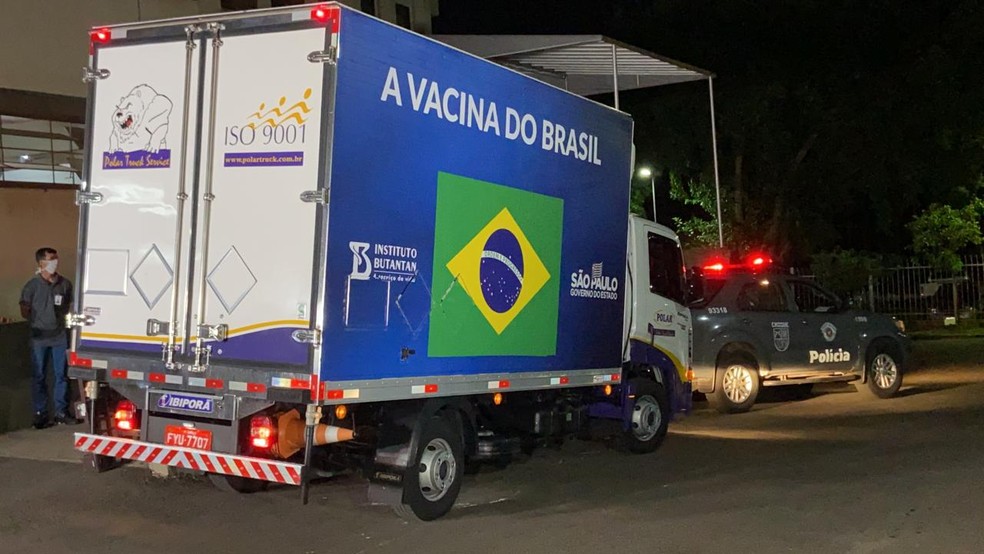 Doses da CoronaVac chegaram ao Hospital de Base de Rio Preto na noite desta segunda-feira (18) — Foto: Fernando Daguano/TV TEM