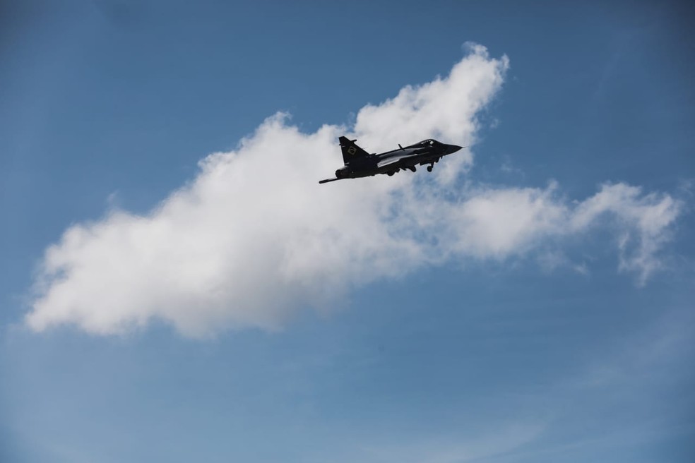 Caça Gripen no primeiro voo no Brasil — Foto: Diorgenes Pandini/NSC