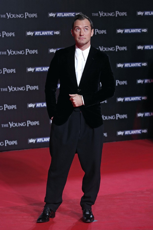 Jude Law na première de The Young Pope (Foto: AKM-GSI)