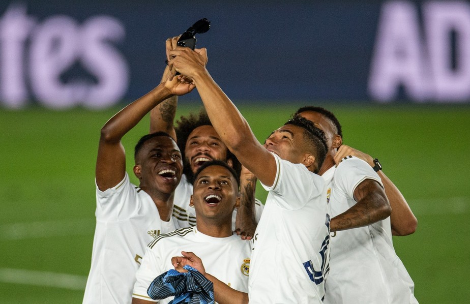 Brasileiros do Real Madrid fazem selfie do título, e Vinicius Junior celebra: 