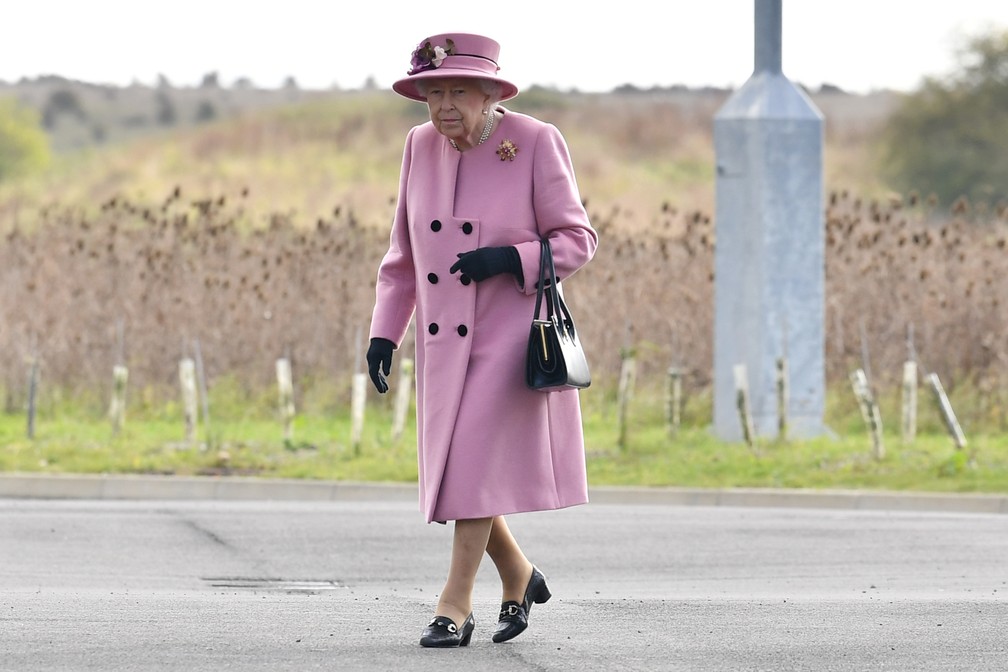 Rainha Elizabeth II visitou cientistas no sul do Reino Unido, no primeiro compromisso público desde a pandemia — Foto: Ben Stansall/Pool via Reuters