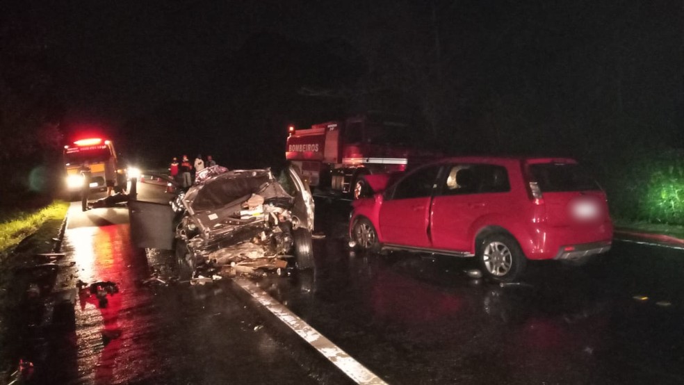Acidente Grave Entre Dois Carros Deixa Vitimas Presas Em Ferragens Em Rodovia De Sp Santos E Regiao G1