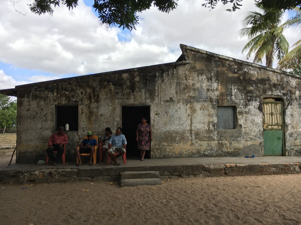 Índios em fazenda reocupada após desintrusão de não-índios na comunidade Brilho do Sol, a 115 KM de Boa Vista — Foto: Emily Costa/G1 RR
