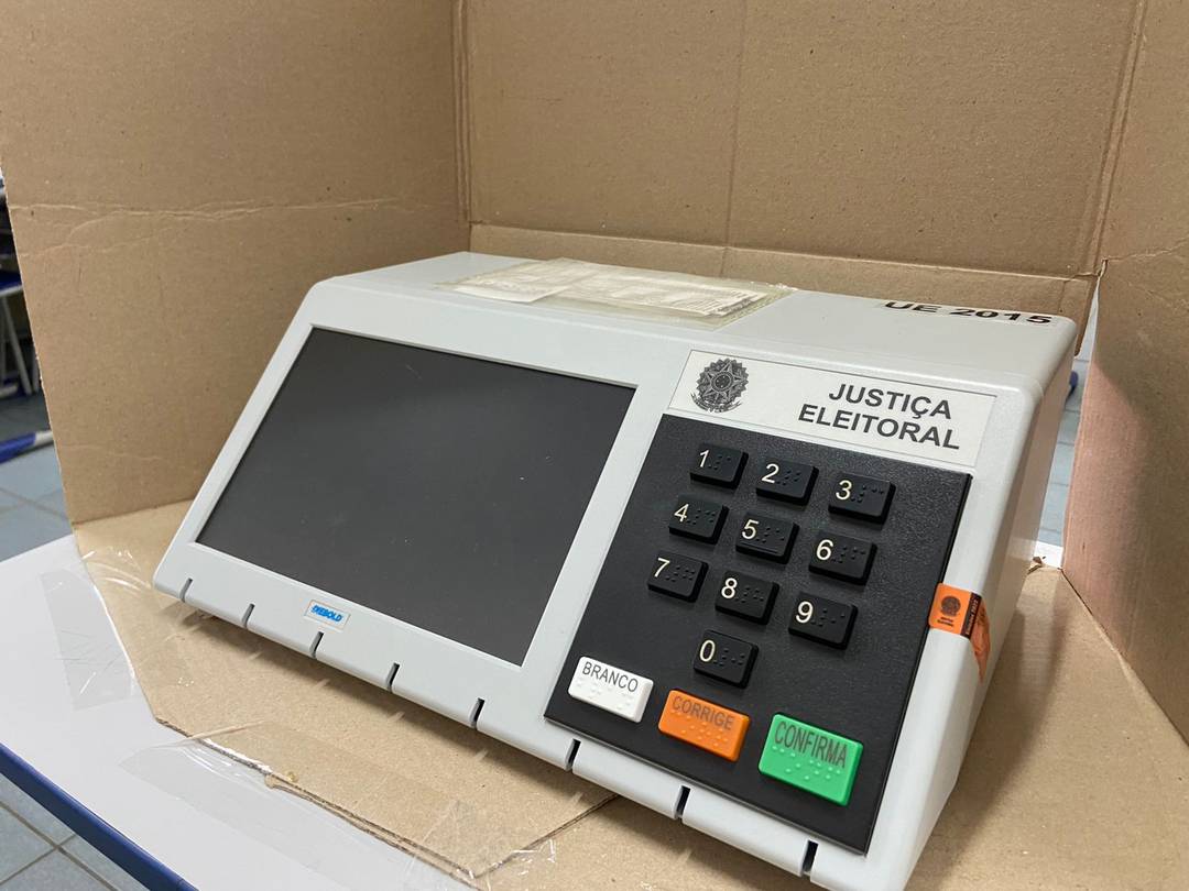 Urna eletrônica eleição 2022 cabine de votação .
