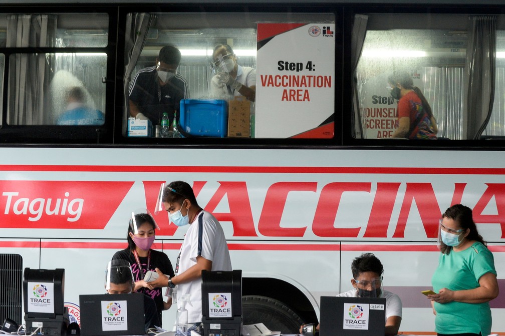 Posto de vacinação contra a Covid-19 em Taguig, nas Filipinas, em 21 de maio — Foto: Lisa Marie David/Arquivo/Reuters