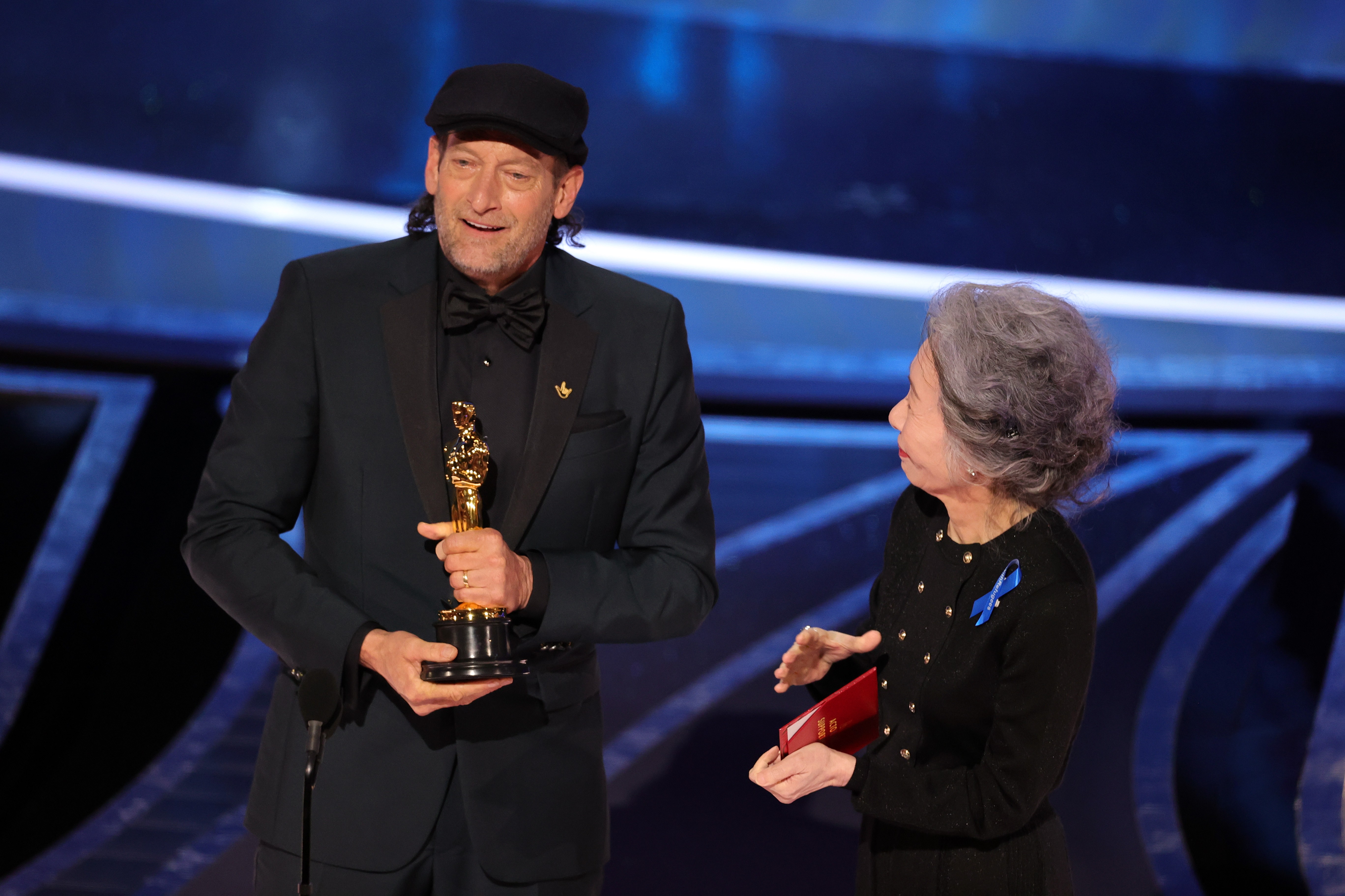HOLLYWOOD, CALIFORNIA - MARCH 27: (L-R) Troy Kotsur accepts the Actor in a Supporting Role award for ‘CODA’ from Youn Yuh-jung onstage during the 94th Annual Academy Awards at Dolby Theatre on March 27, 2022 in Hollywood, California. (Photo by Neilson Bar (Foto: Getty Images)