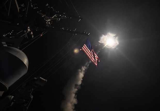 Foto cedida pela Marinha dos Estados Unidos mostra o lançamento de mísseis Tomahawk a partir do porta-aviões USS Ross no Mar Mediterrâneo, no ataque à Síria (Foto: Robert S. Price/EFE/Marinha dos EUA)