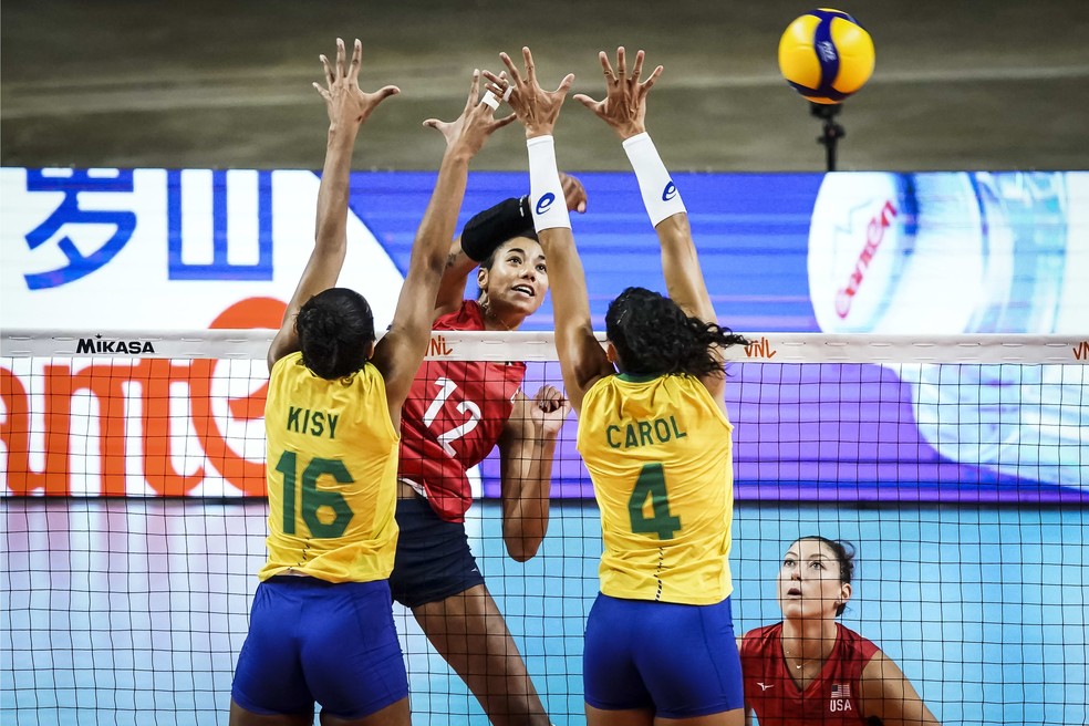 Kisy e Carol tentam parar um ataque da americana Thompson — Foto: Divulgação/FIVB