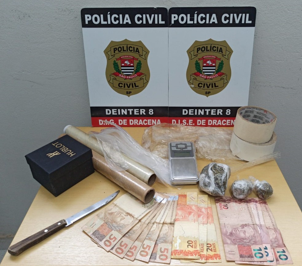 Droga, dinheiro, balança e uma faca foram apreendidos — Foto: Polícia Civil 