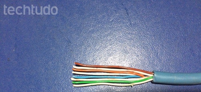 Posicionando os fios no padrão T-568A (Foto: Edivaldo Brito/TechTudo)