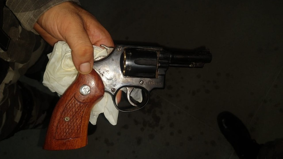 Foram apreendidos uma arma de fabricação caseira parecida com uma metralhadora e um revólver calibre .38. — Foto: Polícia Militar/Divulgação