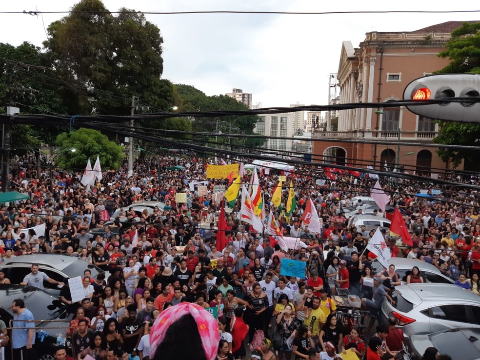 BELÉM, 17H35:A concentração dos manifestantes começou por volta das 16h30 na Praça da República, no centro da capital paraense — Foto: Arthur Sobral