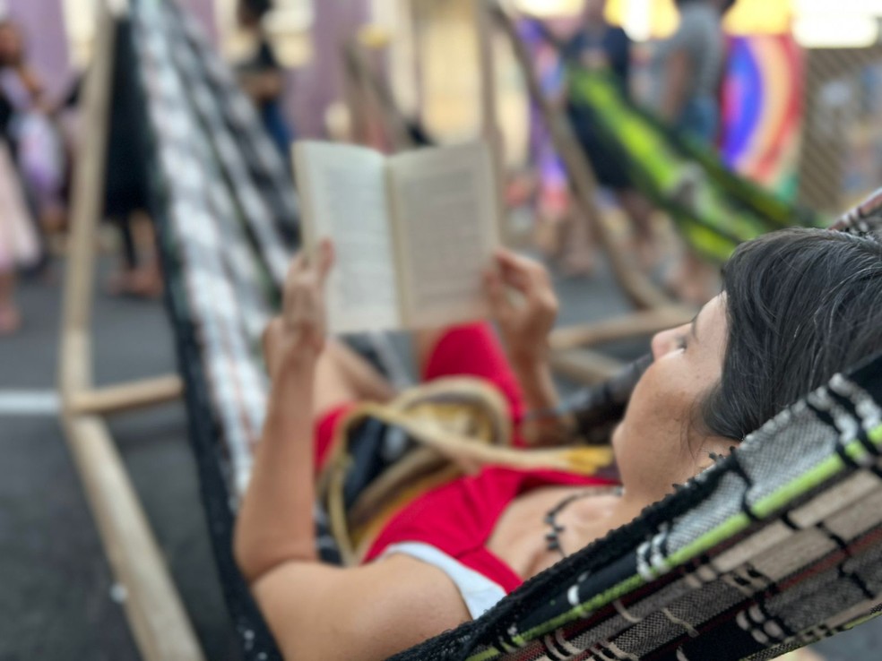 Festival Literário do Centro (Flic) celebra Dia do Livro com redes em formato de barco em rua do Centro de Manaus — Foto: Bruno Mazieri/Casarão de Ideias