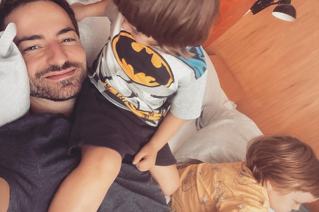 Thales Bretas com os filhos Romeu e Gael (Foto: Instagram/Reprodução)