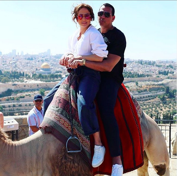 A cantora Jennifer Lopez com o noivo, o ex-jogador de beisebol Alex Rodriguez (Foto: Instagram)
