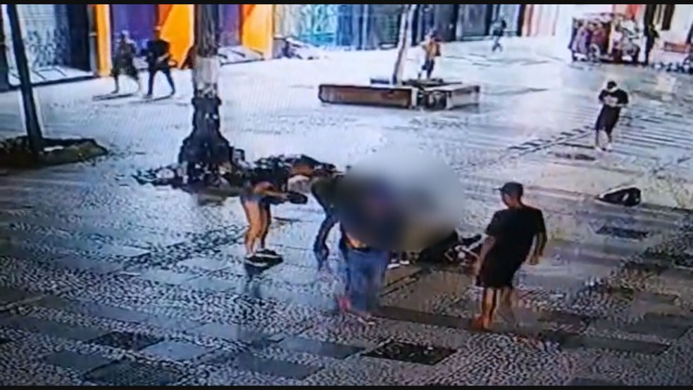 Casal foi abordado por grupo de bandidos na noite desta quarta-feira (15) na Barão de Itapetininga — Foto: Reprodução/TV Globo