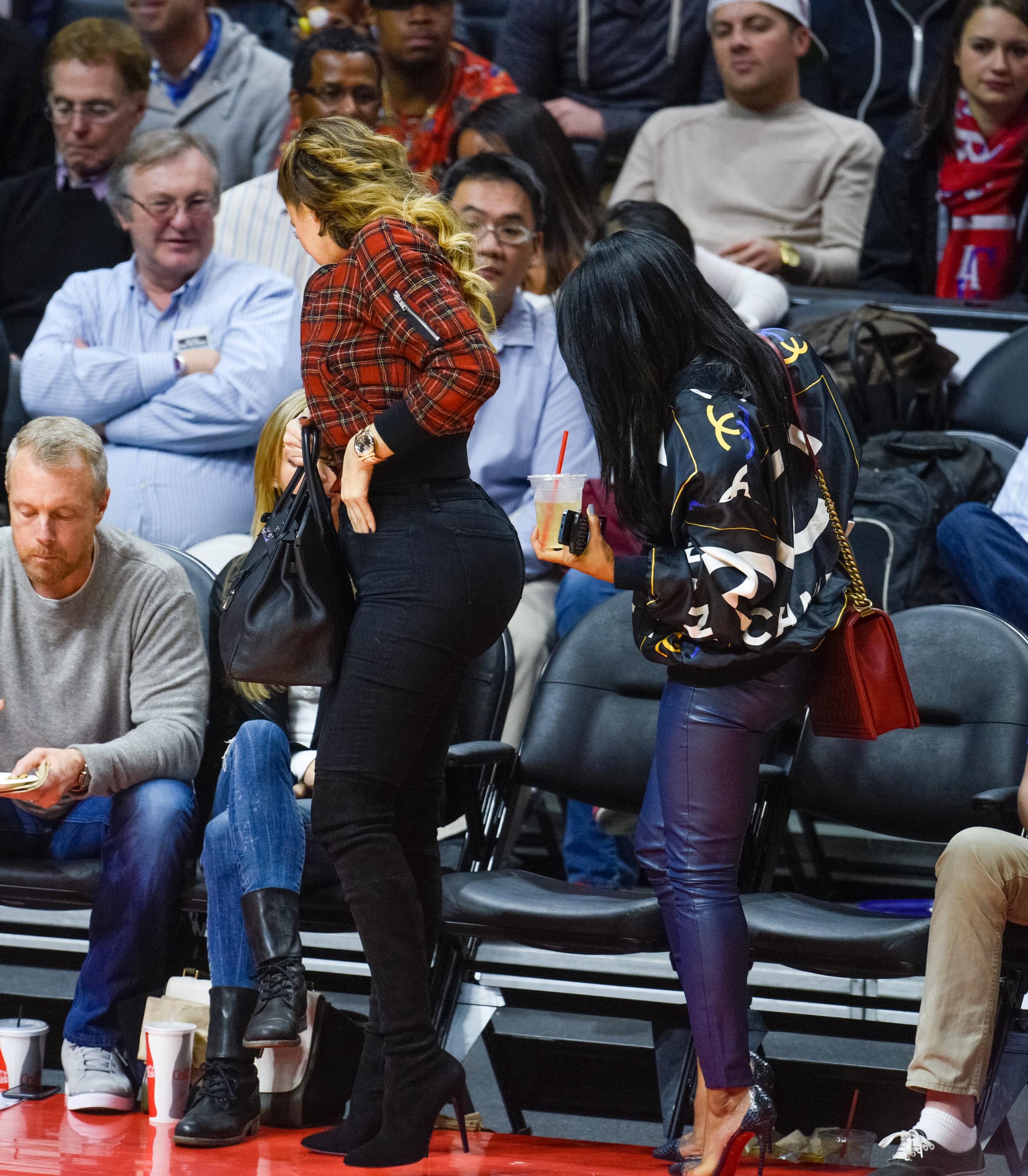 Mais tarde, Khloe Kardashian no jogo de basquete (Foto: Getty Images)