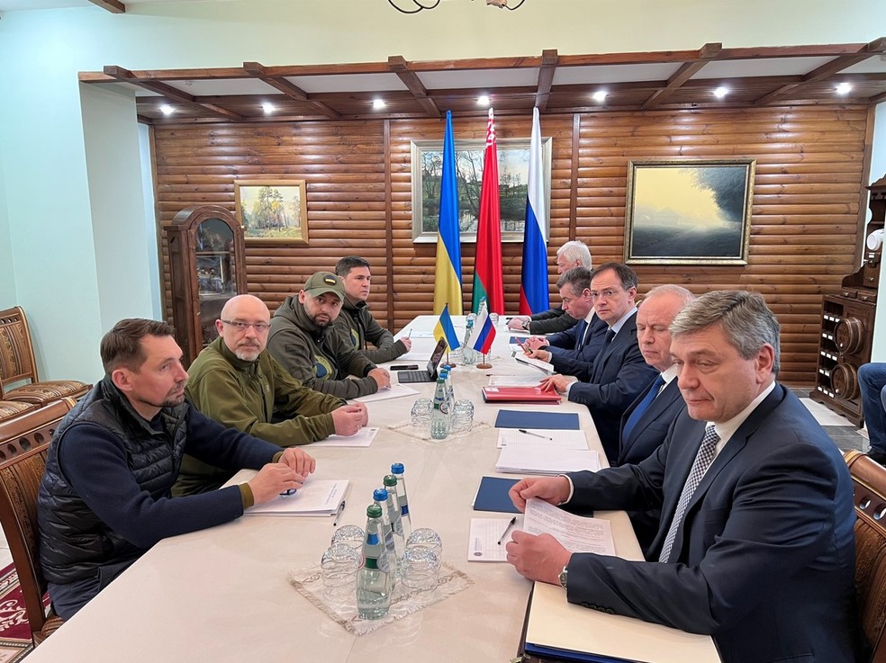 Ucrânia e Rússia encerram 3ª rodada de negociações; porta-voz de Kiev diz que houve avanço sobre corredores humanitários