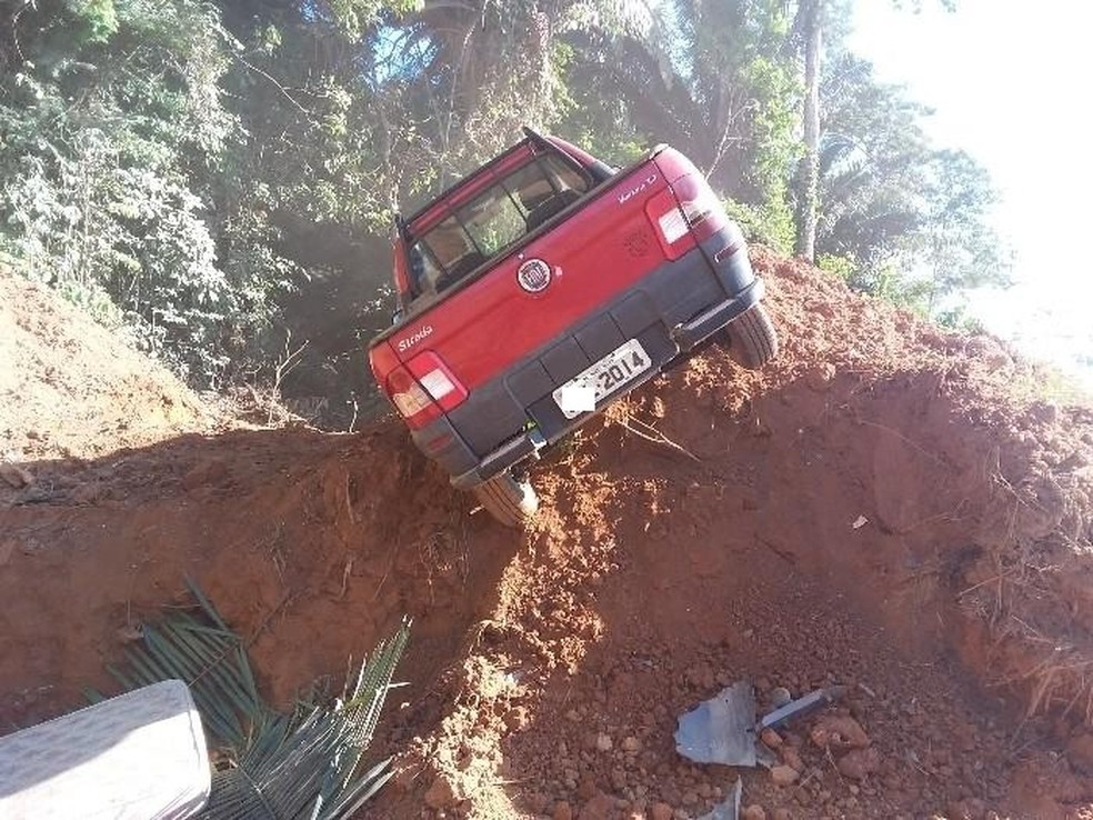 Carro ficou com a frente danificada após acidente na RO-457 em Ariquemes — Foto: WhatsApp/Divulgação