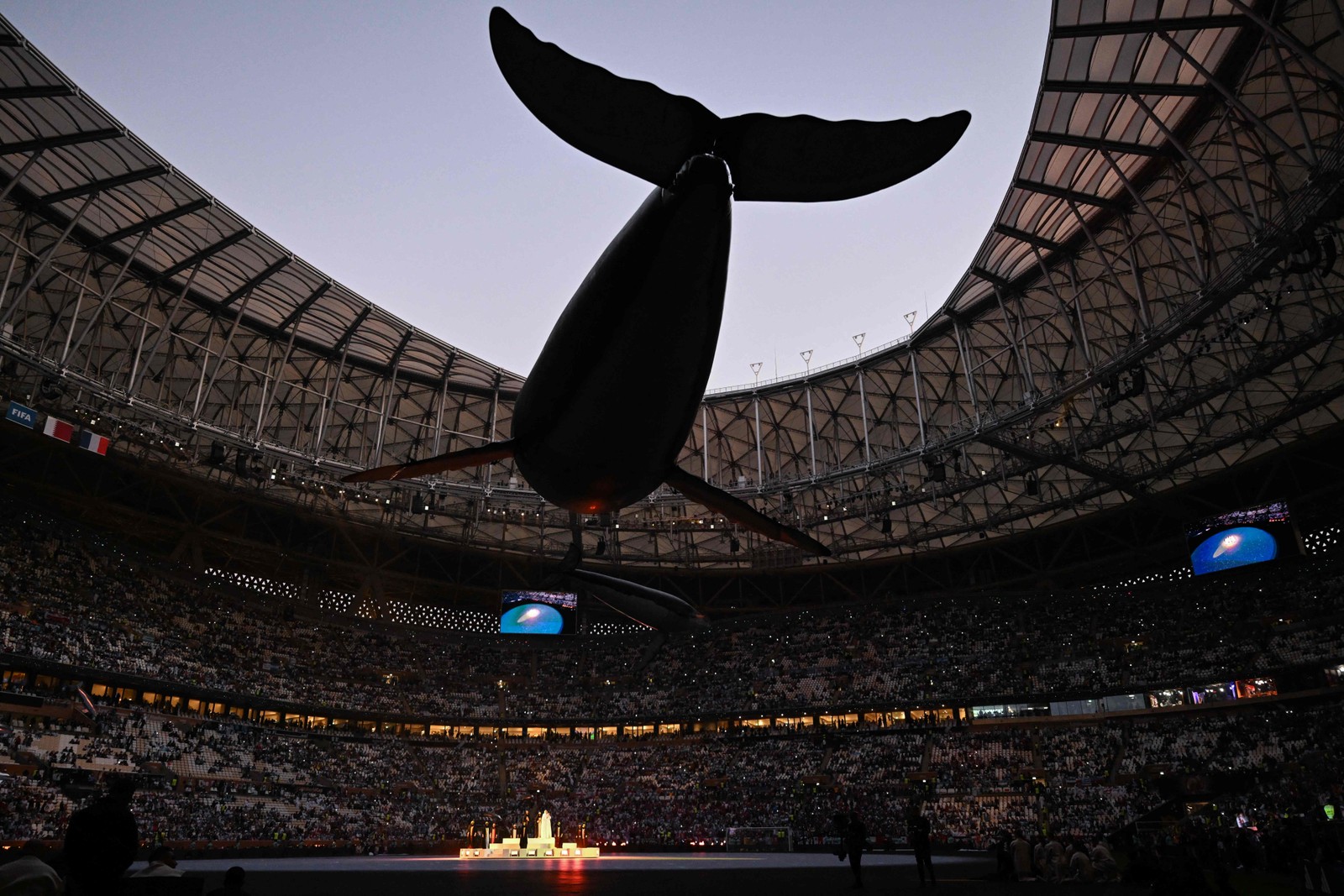 Baleias e golfinhos voadores giram ao redor do palco — Foto: Kirill KUDRYAVTSEV / AFP