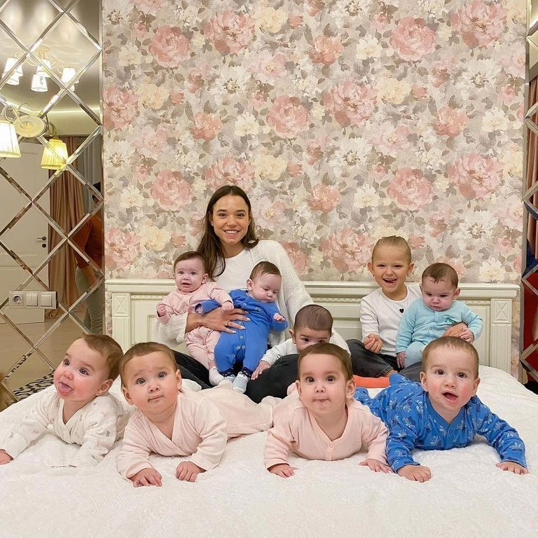 Christina só deu à luz a um de seus filhos; todos os outros foram gerados por barriga de aluguel (Foto: Reprodução/Instagram)